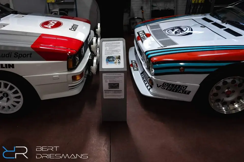 Een Audi Quattro en een Lancia in Martini-kleuren naast elkaar