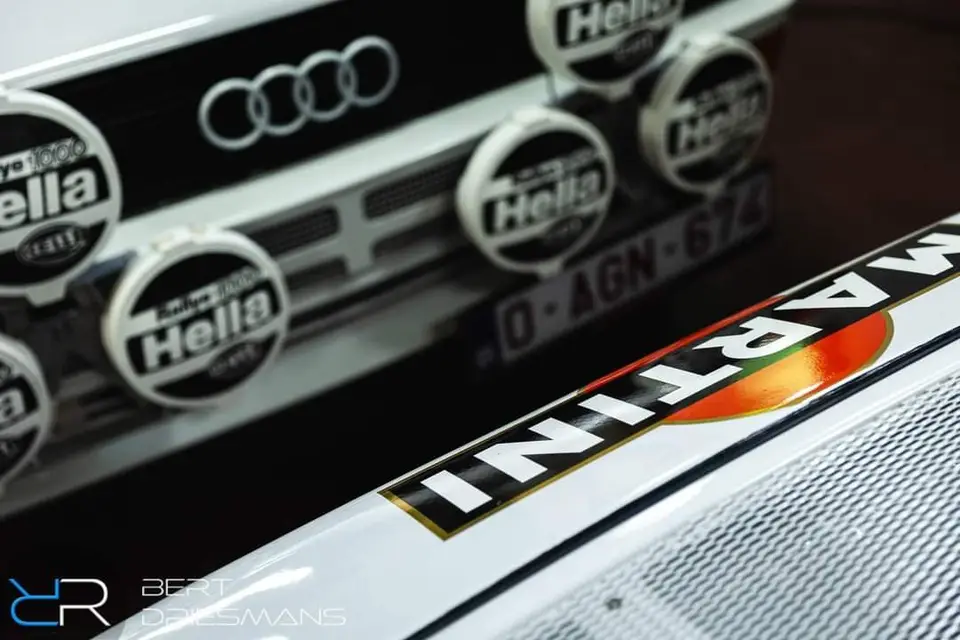 Hella-verstralers en Martini-strepen op een Audi Quattro