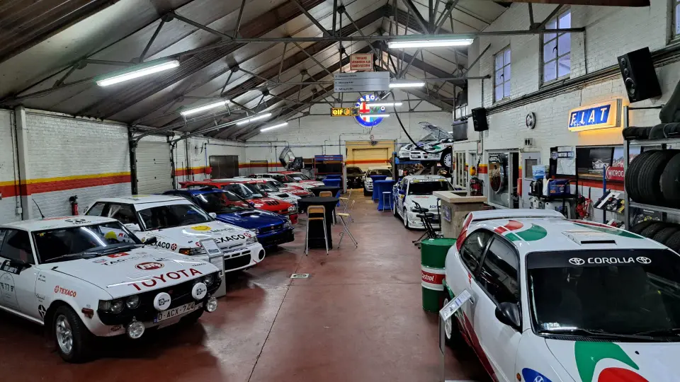 De hal van VGT in Bocholt, vol rallywagens
