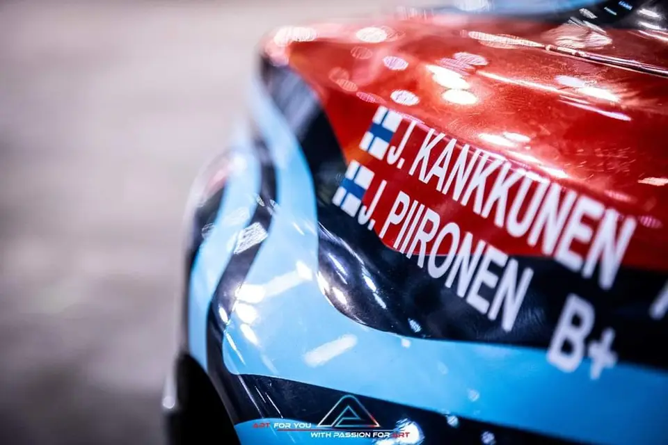 De namen J. Kankkunen en J. Piironen op een Lancia Delta in Martini-kleuren
