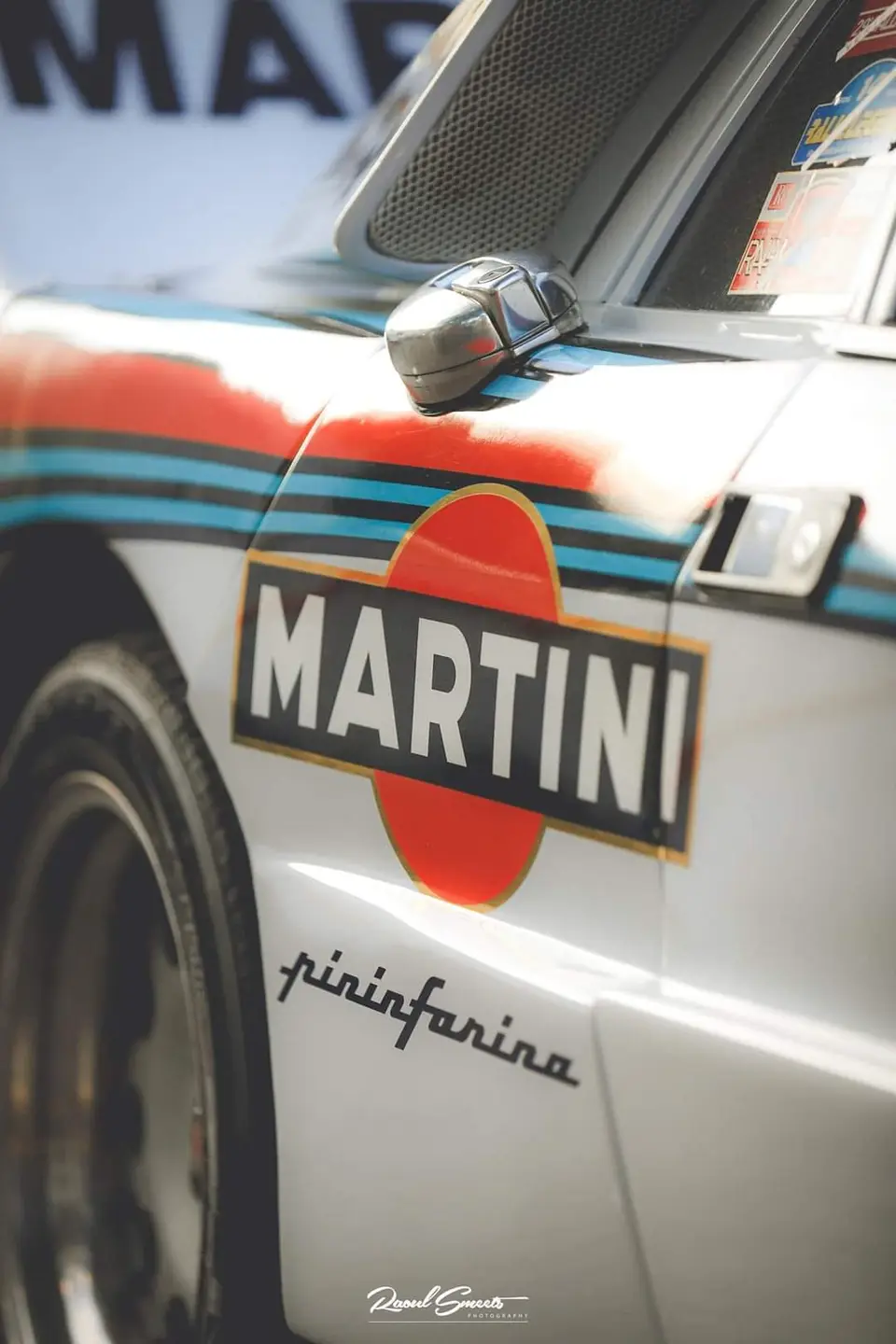 Martini-logo op de flank van een Lancia, met het Pininfarina-embleem