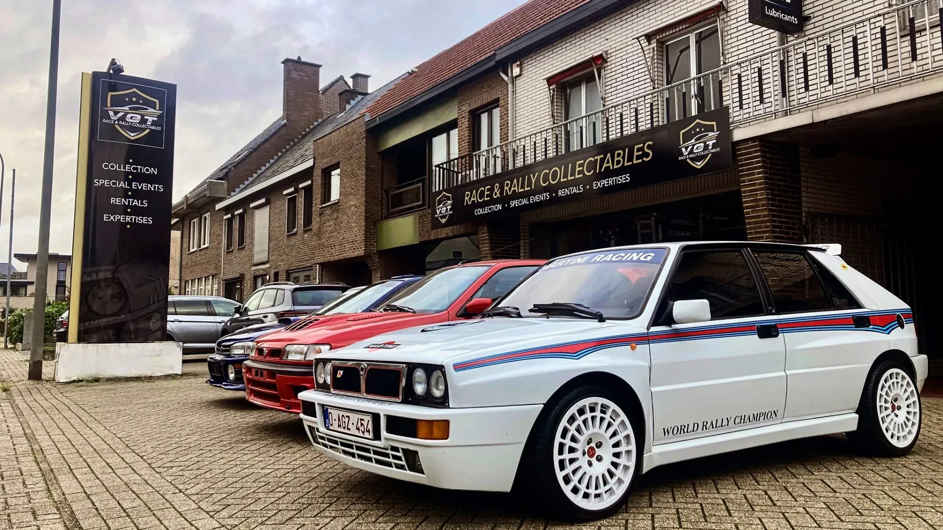 Het VGT-pand aan de Dorpsstraat met een Lancia Delta voor de deur
